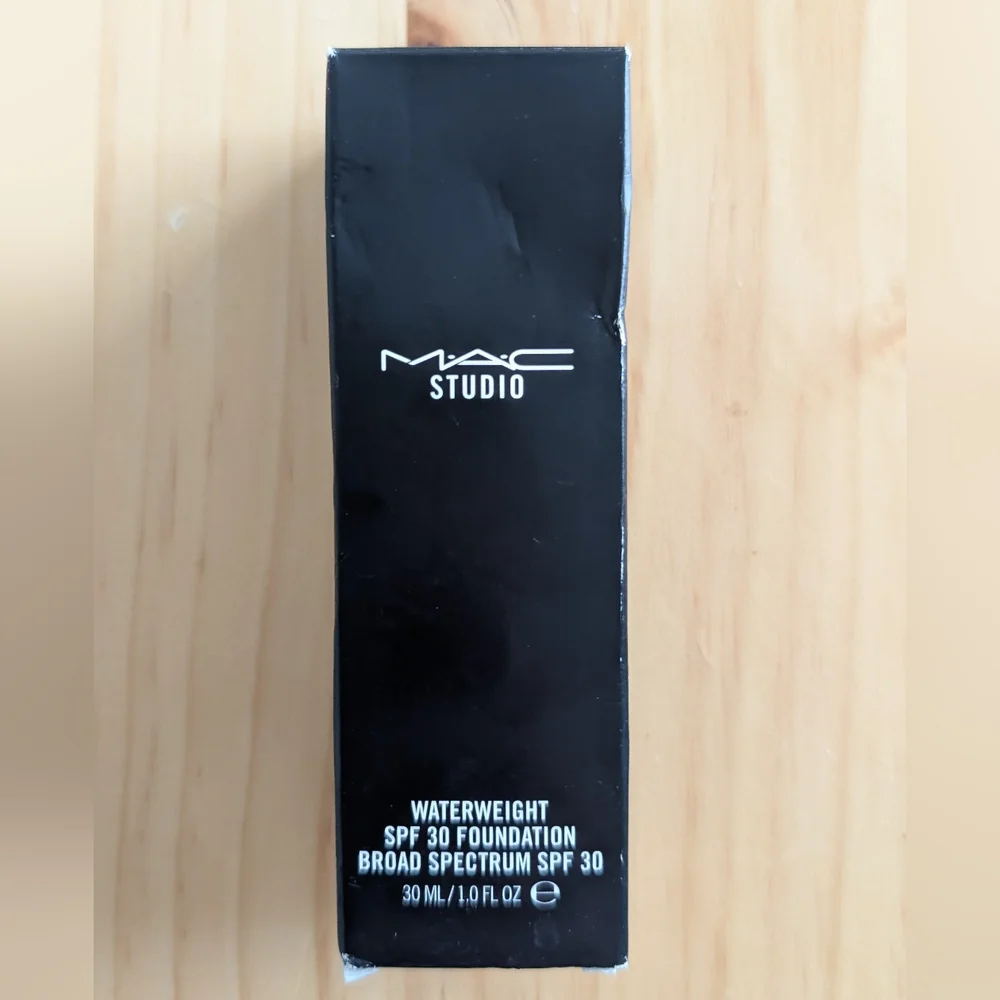 NIB MAC Studio Waterweight Spf 30 NC42 - MAC Cosmetics